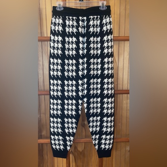 Crown & Ivy Black and White Houndstooth Sweater Joggers Set - Picture 7 of 7
